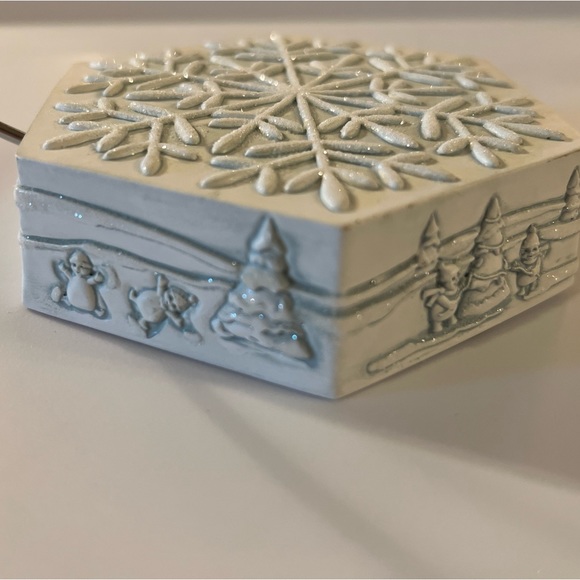 Hallmark snowflake swirly ornament display with matching hooks…❄️ - Picture 2 of 7